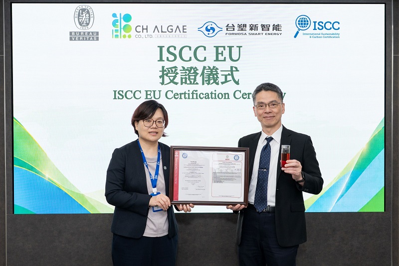 台塑新智能總經理劉慧啟(右)接受Bureau Veritas副總經理徐佩詩(左)頒發ISCC EU證書，並展示藻油樣品